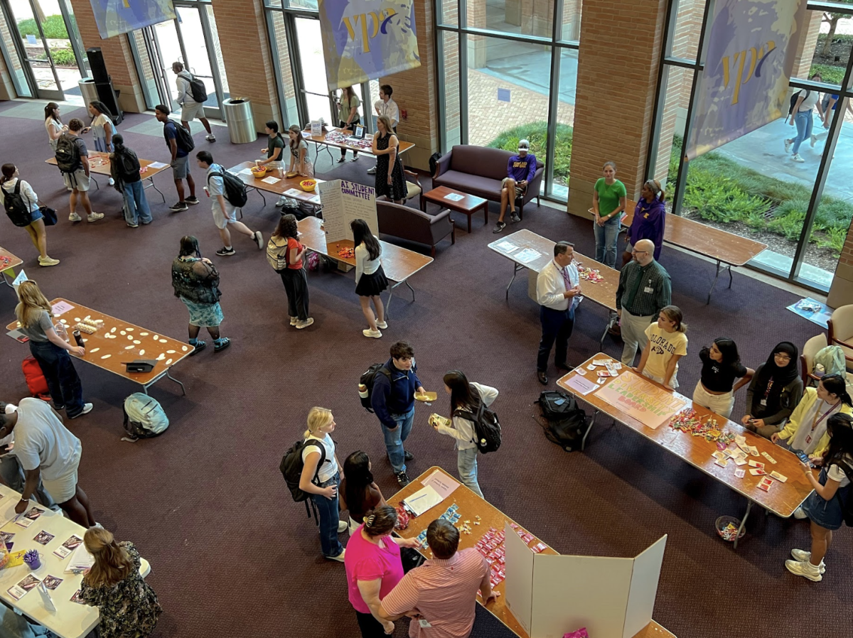 Student leaders publicize opportunities for their peers during the Student Activity Showcase in the Katz Lobby on Aug. 27. Representatives of various groups set up a booth during the showcase, allowing students the opportunity to ask questions.  “We brainstormed ways to talk to students that would let them know our mission,” said senior Bess Brazelton, head of the new Student Wellness Advisory Board.